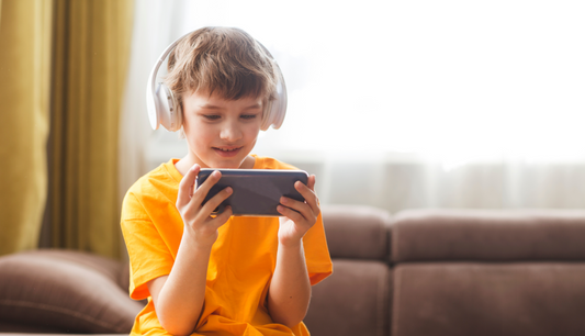 Bildschirmzeit, UV-Strahlung & Nährstoffe: So unterstützt du die Augengesundheit deiner Kinder und Teens